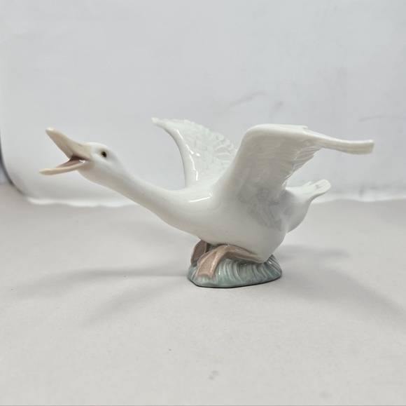 Llardo Porcelain Goose-Duck Taking Flight Glazed White Open Beek Decorative - Picture 3 of 11